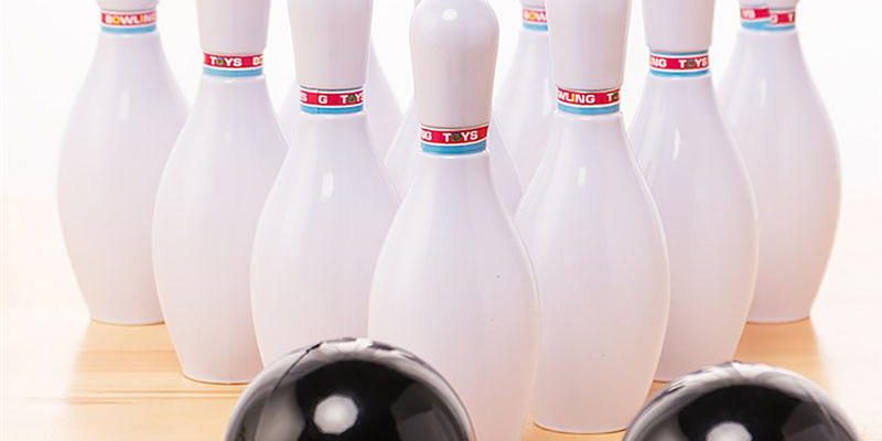 White polished creative bowling pins (4)