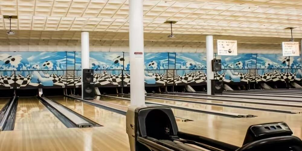 Custom professional indoor sports bowling lanes