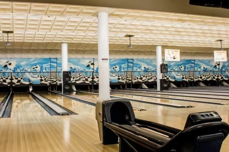Custom professional indoor sports bowling lanes