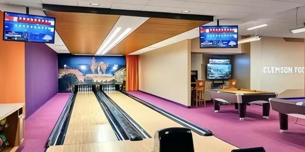 Custom professional indoor sports bowling lanes